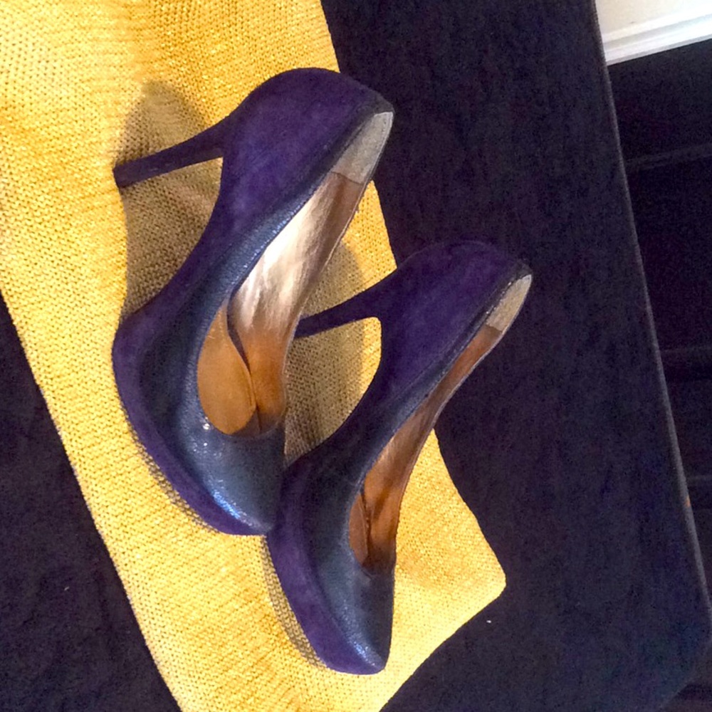 BCBG PARIS PAMEE LEATHER AND SUEDE PUMP SIZE 8B